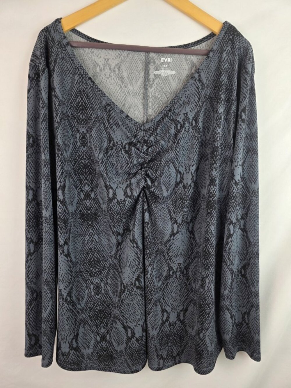 Evri Women's Top Plus Size 2X Gray Snake Print Long Sleeve Shirt Blouse